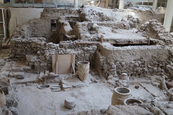 Akrotiri (Crète), maison et sa cuisine du XVIe s. av. J.-C. © Nicolas Garnier