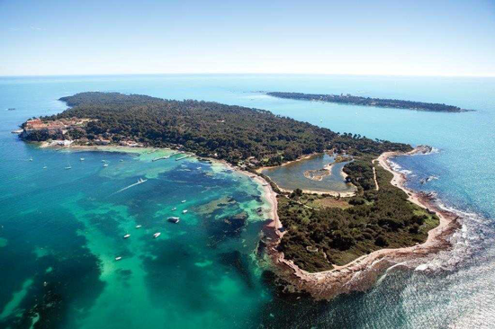 Les îles de Lérins vues d'avion : Sainte-Marguerite (Lero), avec Saint-Honorat (Lerina) en arrière-plan © Éric Dervaux, ville de Cannes