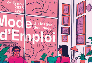 Affiche du festival Mode d'emploi de la Villa Gillet du 12 au 15 novembre 2025. L'affiche présente deux personnes qui lisent et discutent dans un salon face à une grande baie vitrée.