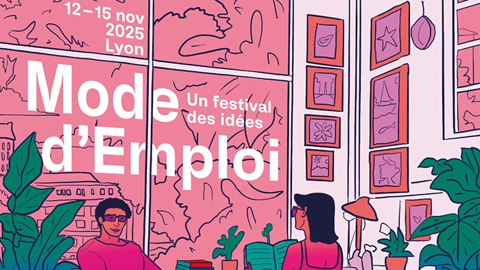 Affiche du festival Mode d'emploi de la Villa Gillet du 12 au 15 novembre 2025. L'affiche présente deux personnes qui lisent et discutent dans un salon face à une grande baie vitrée.