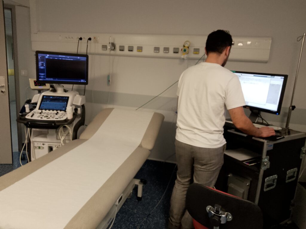 Mise en place de l'échographe de recherche à l'hôpital de la Croix Rousse pour réaliser des acquisitions ultrasonores sur les patients.