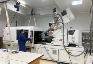 Ayoub Agourram, doctorant à l’INSA Lyon, en manipulation sur une presse de bi-injection.