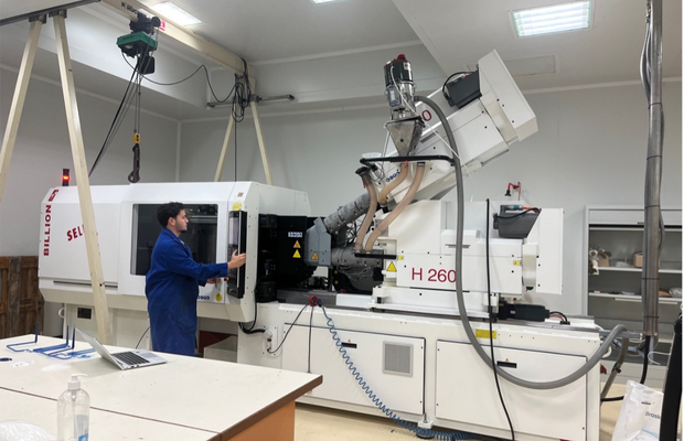 Ayoub Agourram, doctorant à l’INSA Lyon, en manipulation sur une presse de bi-injection.