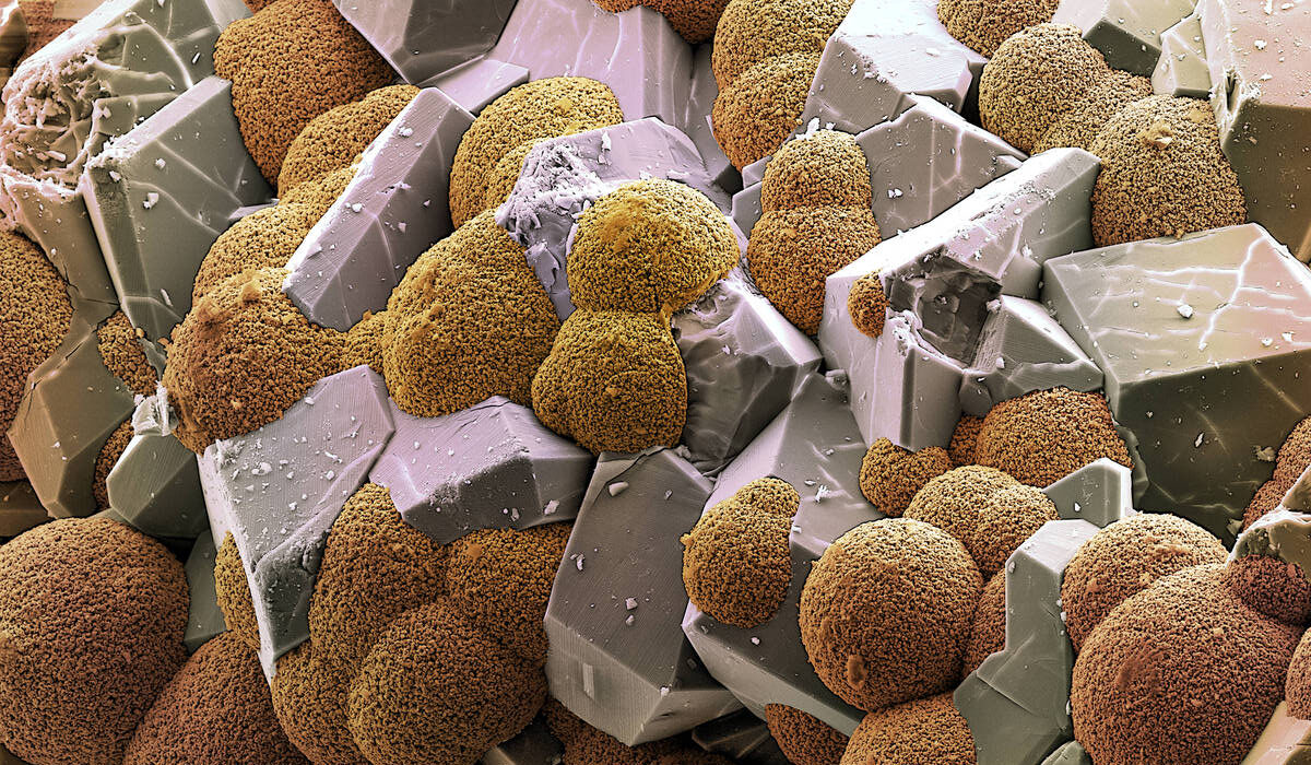 Les réseaux métallo-organiques, ou en anglais metal organic frameworks (MOFs), sont des solides hybrides (organique/inorganique) micro- ou méso-poreux ordonnés.