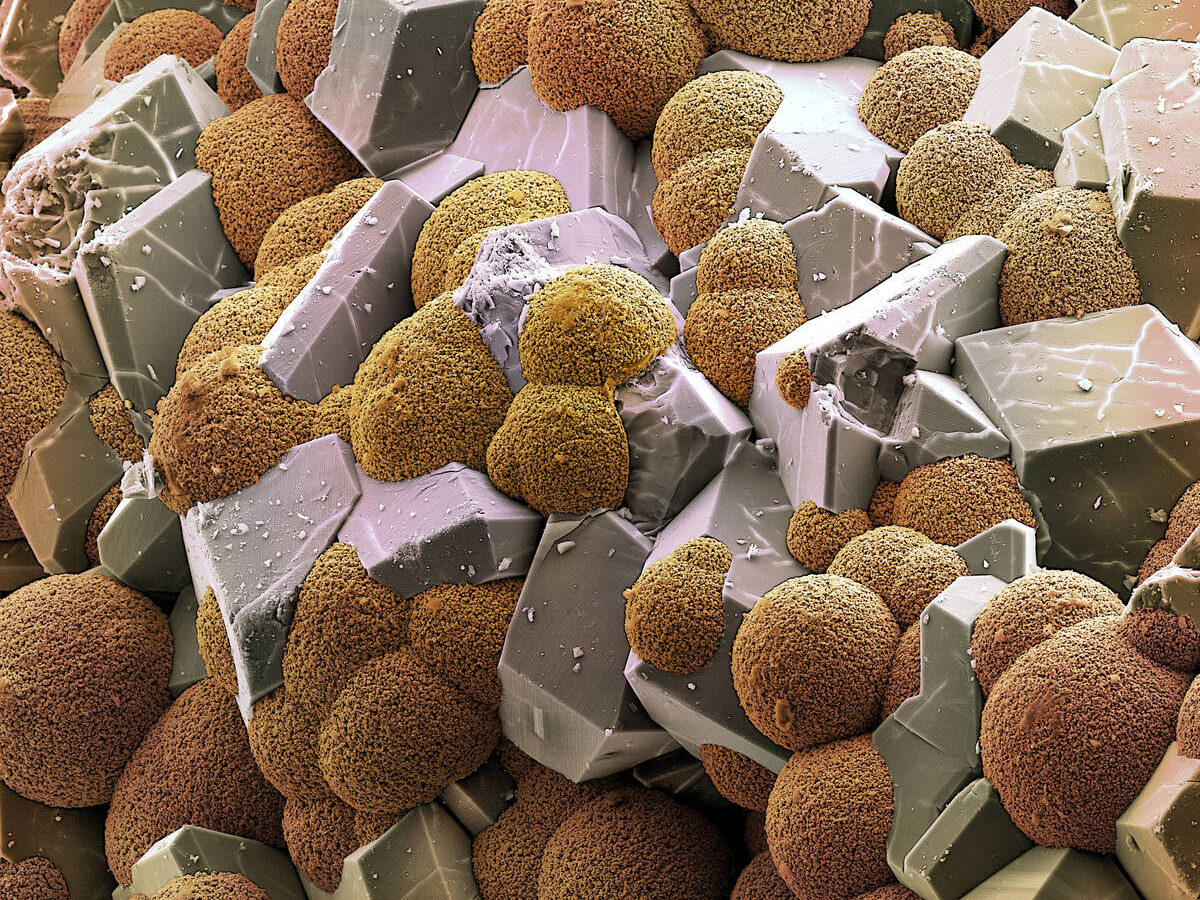 Les réseaux métallo-organiques, ou en anglais metal organic frameworks (MOFs), sont des solides hybrides (organique/inorganique) micro- ou méso-poreux ordonnés.