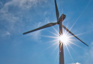 Éolienne devant le soleil