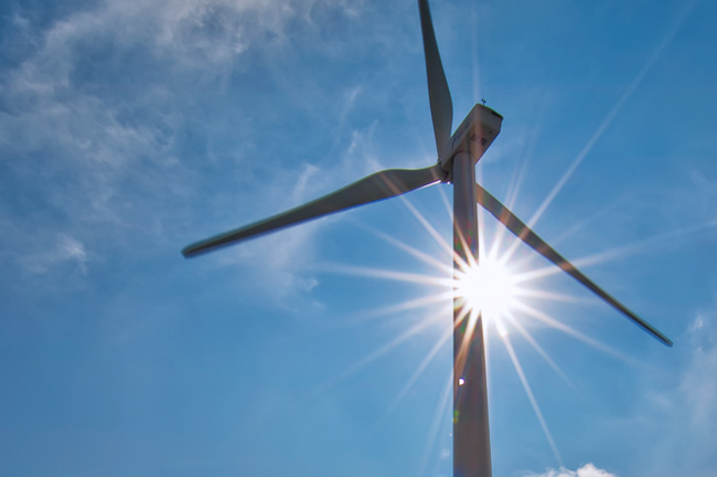 Éolienne devant le soleil