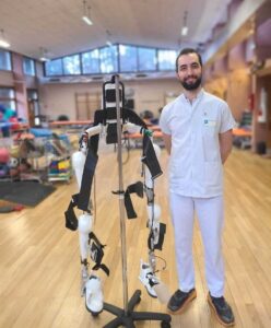 Le kinésithérapeute Enguerran Houdry avec un exosquelette