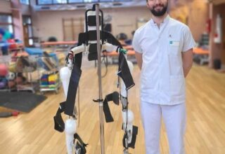 Le kinésithérapeute Enguerran Houdry avec un exosquelette