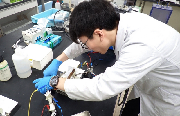 Analyse non invasive d’un artefact archéologique en laboratoire pour étudier sa corrosion sur le très long terme. © INSA LYON