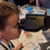 Enfant regardant dans un microscope