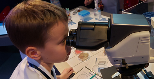 Enfant regardant dans un microscope