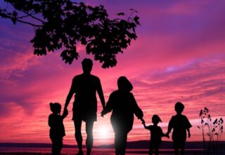 Famille devant un coucher de soleil