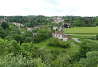 Panorama vu depuis le jardin public à côté du château de Boussac, Creuse, France. Le village au loin est celui de Gouby (commune de Saint-Silvain-Bas-le-Roc).
