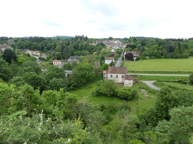 Panorama vu depuis le jardin public à côté du château de Boussac, Creuse, France. Le village au loin est celui de Gouby (commune de Saint-Silvain-Bas-le-Roc).