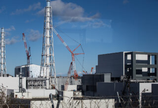 Vue des réacteurs 1, 2, 3 et 4 recouverts par une enceinte provisoire de la centrale de Fukushima Daiichi