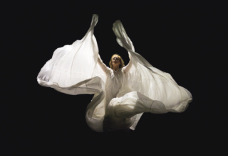 Jérôme Bel explore une danse où le mouvement cherche à retisser un lien sensible entre l’humain et le vivant. © Karolina Miernik