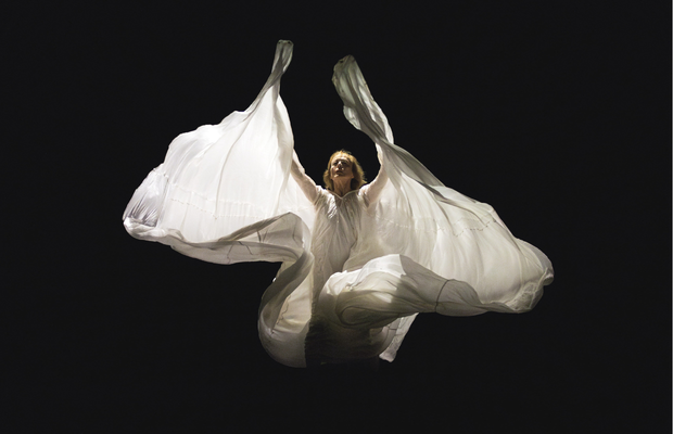 Jérôme Bel explore une danse où le mouvement cherche à retisser un lien sensible entre l’humain et le vivant. © Karolina Miernik