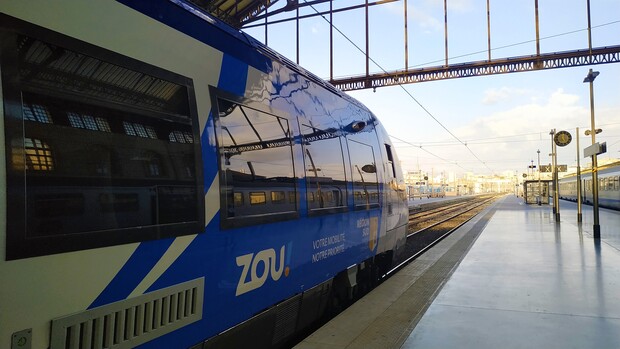 Un AGC en livrée ZOU! en gare de Marseille-Saint-Charles