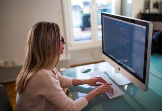 Femme programmeuse devant un ordinateur