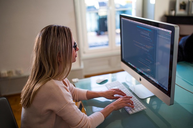 Femme programmeuse devant un ordinateur