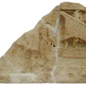 fragment de pierre taillée décorée d'un bas relief représentant un bateau antique à voile