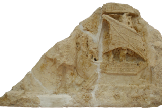 fragment de pierre taillée décorée d'un bas relief représentant un bateau antique à voile