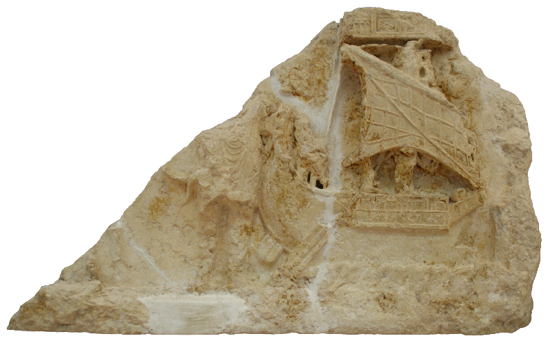 fragment de pierre taillée décorée d'un bas relief représentant un bateau antique à voile