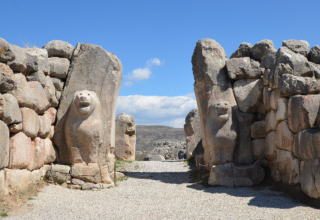 ruine du site de Hattusa, corridor à ciel ouvert échelonné par plusieurs portes dont la première est décorée par deux têtes et avant-corps de lions sculptés dans des blocs de pierre