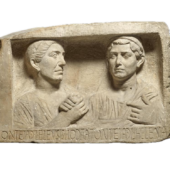Relief funéraire creusé dans une pierre blanche (marbre) de deux personnes représentées en plan poitrine, une de profil, à gauche, et une de 3/4 face