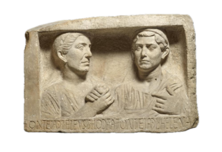Relief funéraire creusé dans une pierre blanche (marbre) de deux personnes représentées en plan poitrine, une de profil, à gauche, et une de 3/4 face