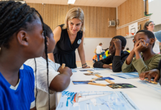 Lors d'une fresque, les participantes et participants relient les cartes pour mieux comprendre les interactions entre activités humaines, climat, biodiversité et écosystèmes marins. © La Fresque Océane