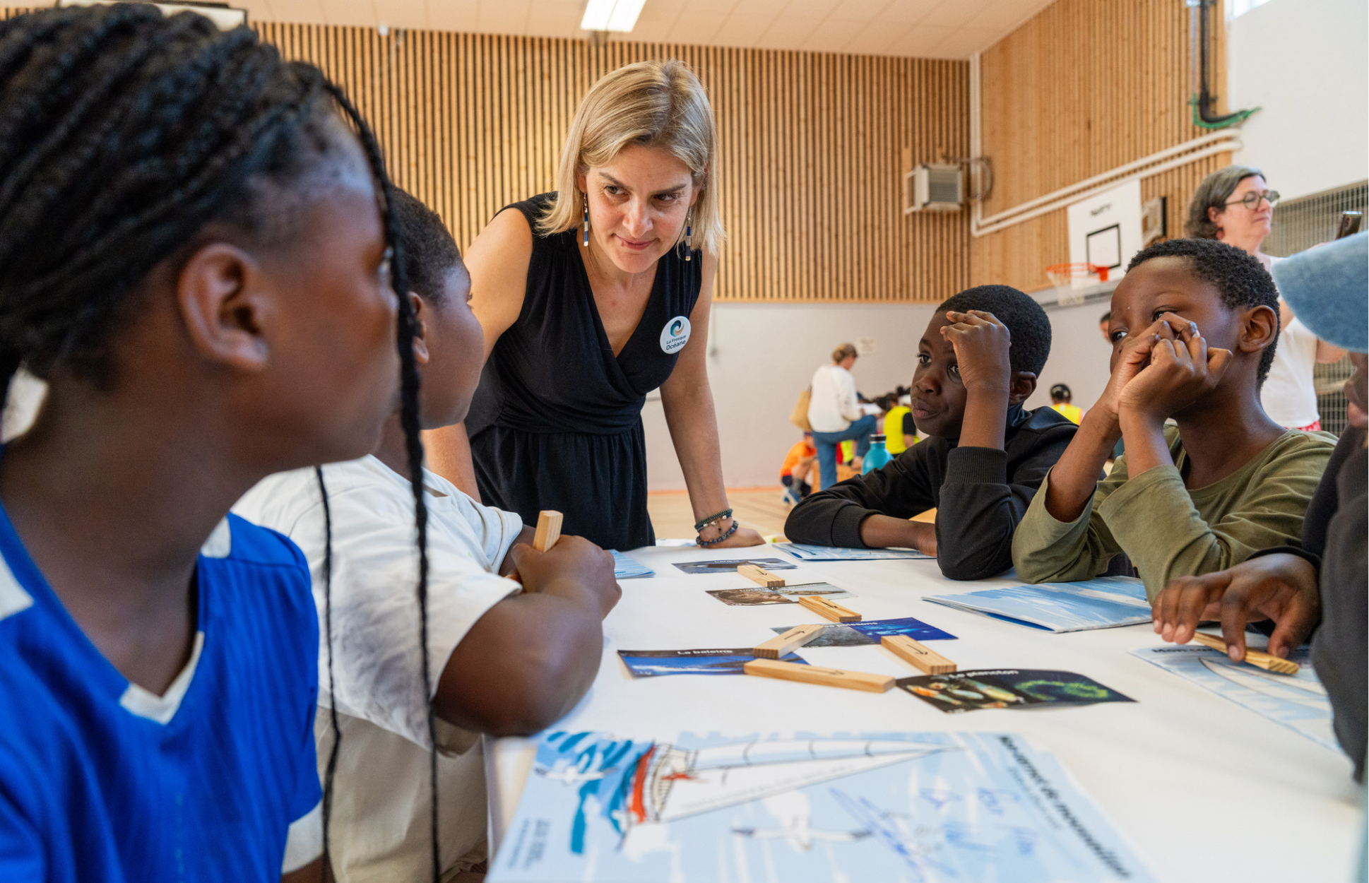 Lors d'une fresque, les participantes et participants relient les cartes pour mieux comprendre les interactions entre activités humaines, climat, biodiversité et écosystèmes marins. © La Fresque Océane